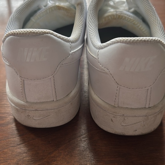 Nike - Picture 3 of 5